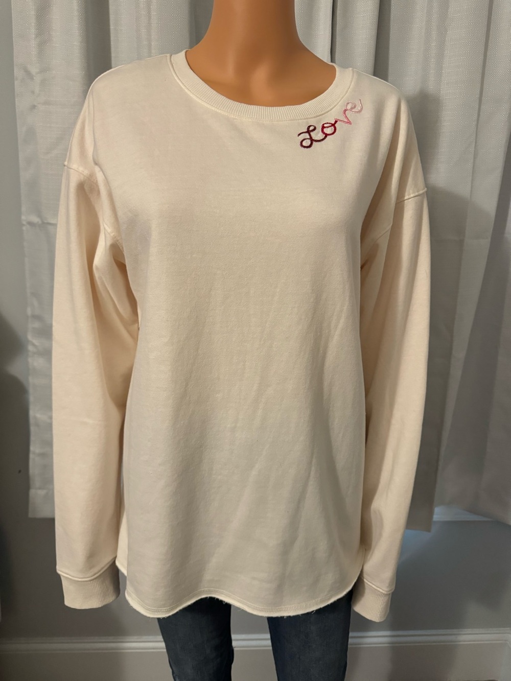 Cute Balance Collection size L cream color love embroidered pullover sweatshirt